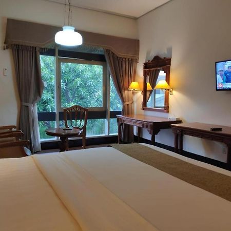 New Grand Park Hotel Сурабая Экстерьер фото