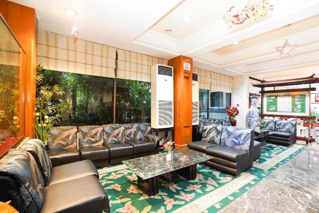 New Grand Park Hotel Сурабая Экстерьер фото