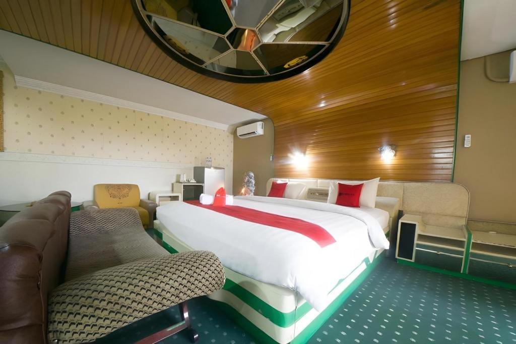 New Grand Park Hotel Сурабая Экстерьер фото